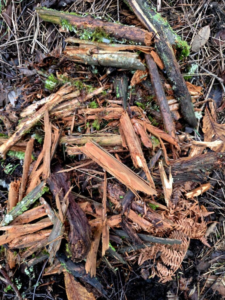 Uuden puutarhapenkin teko käyttäen luonnon materiaaleja. 