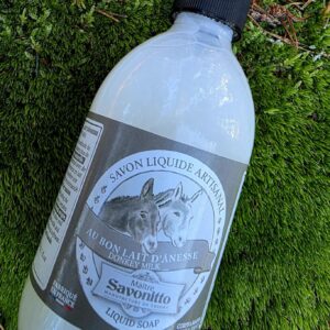 Aasinmaitosaippua nestemäisenä